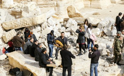 Des musiciens syriens jouent sur la scène du théâtre antique de Palmyre, le 4 mars 2017 lors d'une visite organisée par l'armée syrienne pour les journalistes - Louai Beshara [AFP]