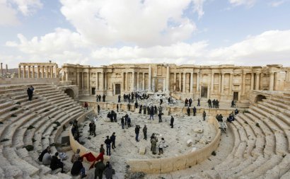 Des journalistes découvrent la scène du théâtre antique de Palmyre lors d'une visite organisée par l'armée syrienne, le 4 mars 2017 - Louai Beshara [AFP]