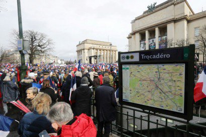 Des manifestants pro-Fillon se réunissent place du Trocadéro à Paris, le 5 mars 2017 - Jacques DEMARTHON [AFP]