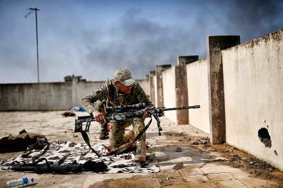 Un sniper prend position à Mossoul, en Irak, le 5 mars 2017 - ARIS MESSINIS [AFP]