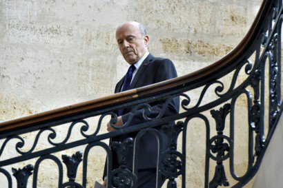 Alain Juppé à son arrivée à la mairie le 6 mars 2017 à Bordeaux - Georges GOBET [AFP]
