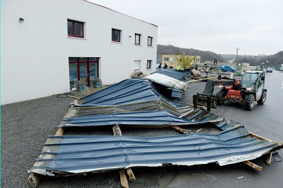 Des toits arrachés par le vent le 6 mars 2017 à Loperhet dans l'ouest de la France - FRED TANNEAU [AFP]