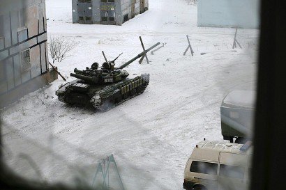 Un char des forces ukrainiennes dans une rue d'Avdiïvka, le 2 février 2017, au nord de Donetsk - Alexey FILIPPOV [AFP]