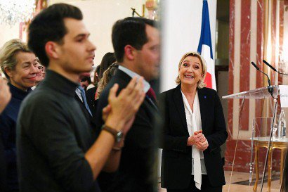Marine Le Pen (d), la présidente du FN et candidate du Front National à l'élection présidentielle, à Paris le 2 mars 2017 après un discours - GABRIEL BOUYS [AFP]