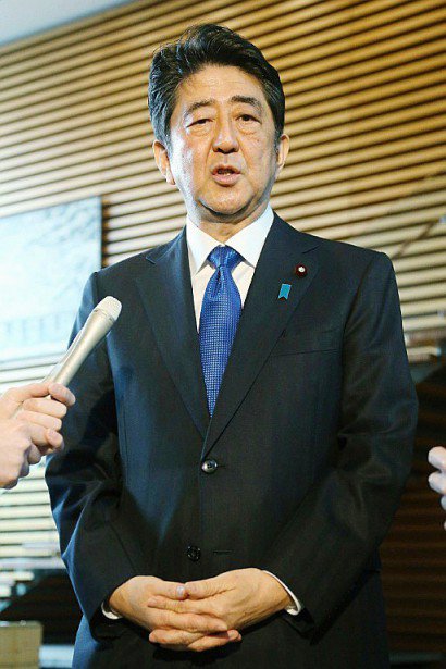 Le Premier ministre japonais Shinzo Abe a déclaré lors d'un point presse que trois missiles étaient tombés en mer dans la zone économique exclusive (ZEE) du Japon, le 6 mars 2017 à Tokyo - STR [JIJI PRESS/AFP]