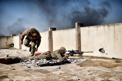 Un sniper irakien à Mossoul, en Irak, le 5 mars 2017 - ARIS MESSINIS [AFP]
