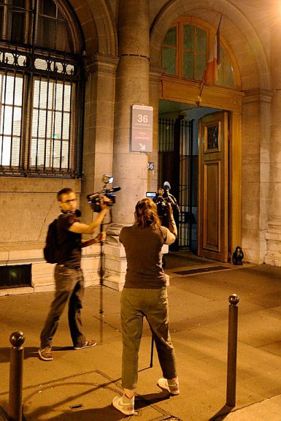 Des journalistes à l'entrée du 36 Quai des Orfèvres  où 52 kg de cocaïne ont été volés dans les scellés de la police judiciaire, le 31 juillet 2014 à Paris - PIERRE ANDRIEU [AFP/Archives]