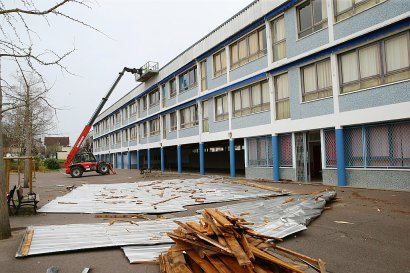 Le toit d'une école arraché par la tempête Zeux, le 7 mars 2017 à Brive-la-Gaillarde - DIARMID COURREGES [AFP]