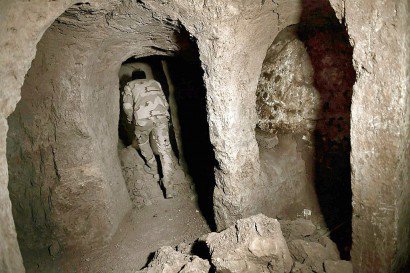 Cet impressionnant dédale de tunnels a été creusé par les jihadistes de l'EI pour effectuer des fouilles archéologiques sous la butte qui accueille le tombeau du prophète Jonas (Nabi Younès). - ARIS MESSINIS [AFP]