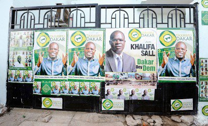 Affiches électorales de Khalifa Sall le 2 juin  2014 à Dakar - SEYLLOU [AFP/Archives]