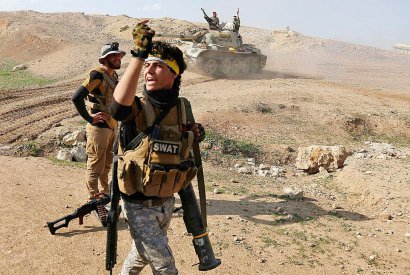 Avancée des forces irakiennes le 7 mars 2017 dans le village de Badush près de Mossoul - Mohammed SAWAF [AFP]