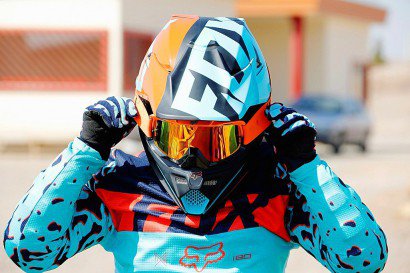 La motarde iranienne Behnaz Shafiei ajuste son casque lors d'un entraînement le 27 février 2017 à Parand - ATTA KENARE [AFP]