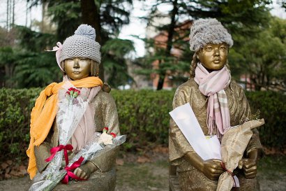 Photo prise le 1er février 2017 à Shanghaï de sculptures représentant des "femmes de réconfort", dans un parc de la métropole chinoise - Johannes EISELE [AFP]