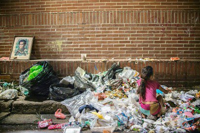 Une petite fille cherche de quoi se nourrir dans les poubelles de Caracas au Venezuela, le 22 février 2017 - Federico PARRA [AFP/Archives]