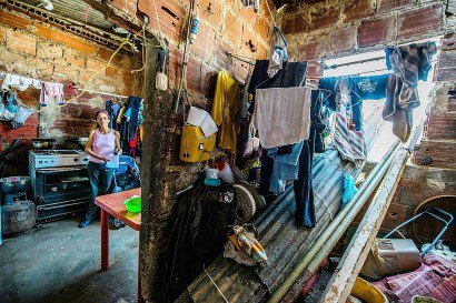La mère de Rebeca Leon chez elle le 22 février 2017 dans la favela de Petare à Caracas - FEDERICO PARRA [AFP]