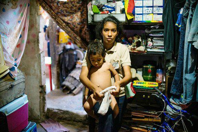 A 18 ans, Rebeca Leon, lycéenne et mère d'un enfant de 2 ans, qui s'occupe aussi de sa mère handicapée dans la favela de Petare où elle habite, fait les poubelles des quartiers cossus de Caracas pour nourrir sa famille - Federico PARRA [AFP/Archives]