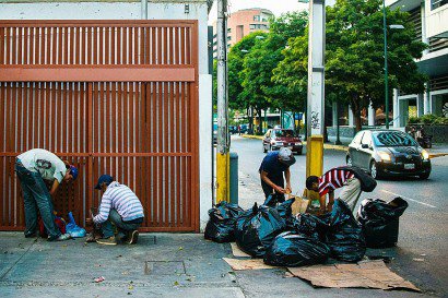 Des vénézuéliens cherchent de quoi se nourrir dans les poubelles de Caracas au Venezuela, le 22 février 2017 - Federico PARRA [AFP]