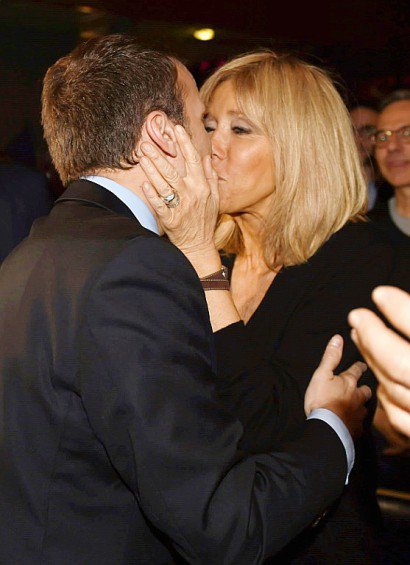 Emmanuel Macron embrasse sa femme Brigitte Trogneux avant son meeting à Talence près de Bordeaux le 9 mars 2017 - MEHDI FEDOUACH [AFP]