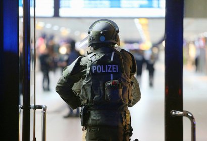Un policier dans la gare de Düsseldorf dans l'ouest de l'Allemagne après une attaque à la hache le 9 mars 2017 - David Young [dpa/AFP]