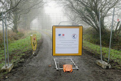 Une grille interdit l'accès à la ferme de Hubert Caouissi, soupçonné de l'assassinat de la famille Troadec, à Pont-de-Buis (sud-ouest) le 10 mars 2017 - FRED TANNEAU [AFP]