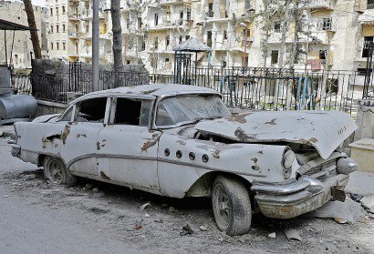 La Buick Super 1955 de Mohammad Mohiedine Anis détruite par des blocs de pierre détachés d'un immeuble lors d'un bombardement sur le quartier autrefois rebelle de Chaar, le 9 mars 2017 à Alep - JOSEPH EID [AFP]