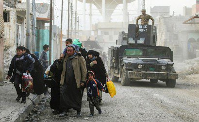 Des civils sont évacués d'al-Amil le 10 mars 2017 à l'ouest de Mossoul - AHMAD AL-RUBAYE [AFP]