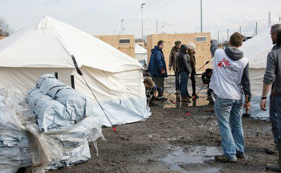 Des tentes érigées par Medecins Sans Frontieres (MSF) le 8 mars 2017 à Grande-Synthe - DENIS CHARLET [AFP/Archives]