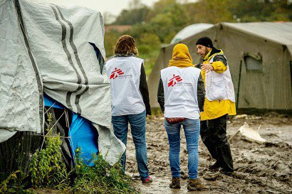 Des membres de Medecins Sans Frontieres (MSF) dans la "Jungle" le 21 octobre 2017 à Calais - PHILIPPE HUGUEN [AFP/Archives]