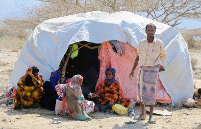 Des Yéménites assis à l'extérieur de leur tente dans un camp de déplacés à la périphérie de la ville de Taez, au sud du pays, le 11 janvier 2017 - Ahmad AL-BASHA [AFP]