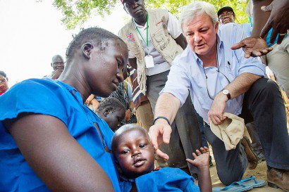 Le secrétaire général adjoint aux affaires humanitaires et coordonnateur des secours d'urgence de l'ONU, Stephen O'Brien (R), se penche vers une femme et son enfant malnutris dans un centre de stabilisation à Ganyiel, dans le comté de Panyijiar, au S - Albert Gonzalez Farran [AFP]