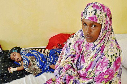 Baarlin Hassan Nuur, 30 ans, et son fils de 7 mois Zakaria souffrant d'une malnutrition aiguë, dans un centre géré par l'ONG somalienne et partenaire de l'UNICEF SAACID à Mogadiscio le 25 mars 2015 - CARL DE SOUZA [AFP/Archives]