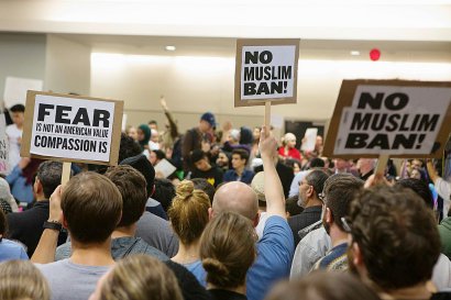 Manifestation contre le décret anti-immigration à l'encontre de sept pays musulmans à l'aéroport de Dallas-Fort Worth, le 28 janvier 2017 à Dallas - G. Morty Ortega [GETTY IMAGES NORTH AMERICA/AFP]