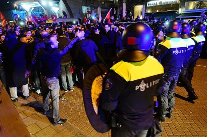 Des policiers face à des manifestants turcs, le 11 mars 2017 à Rotterdam - Emmanuel DUNAND [AFP]