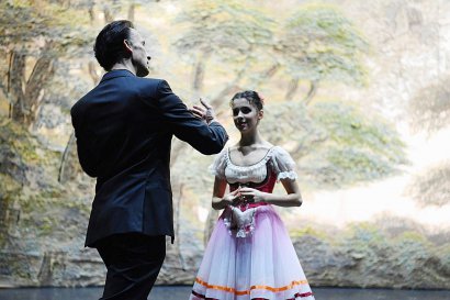 Laurent Hilaire et une danseuse lors d'une répétition de "Giselle" le 23 février 2017 à Moscou - Natalia KOLESNIKOVA [AFP]