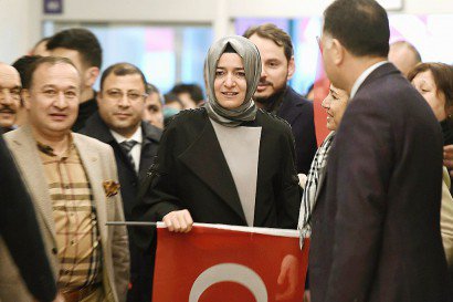 La ministre turque de la Famille Fatma Betul Sayan Kaya à son arrivée à l'aéroport le 12 mars 2017 à Istanbul - OZAN KOSE [AFP]