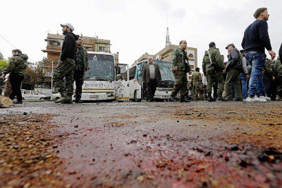 Sur le site d'un attentat, le 11 mars 2017 à Damas - Louai Beshara [AFP]