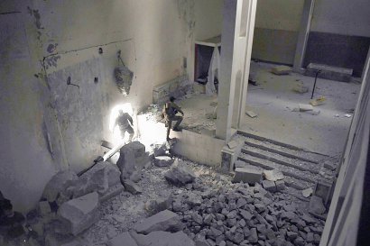 De temps en temps, une explosion fait trembler le bâtiment de pierre ocre à l'architecture épurée, alors que les forces de sécurité irakiennes tirent des roquettes sur les positions de l'EI. - ARIS MESSINIS [AFP]