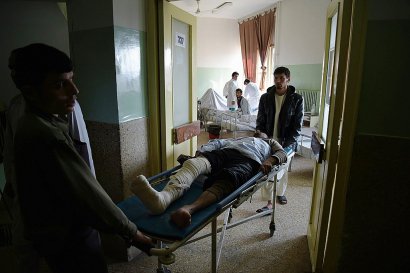 Un soldat afghan blessé est pris en charge dans un hôpital de Kaboul, le 9 mars 2017 - SHAH MARAI [AFP]
