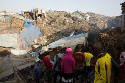 Des habitants regardent les dégâts après un immense éboulement d'ordures dans la plus grande décharge d'Ethiopie, en périphérie d'Addis Abeba, le 12 mars 2017 - ZACHARIAS ABUBEKER [AFP]