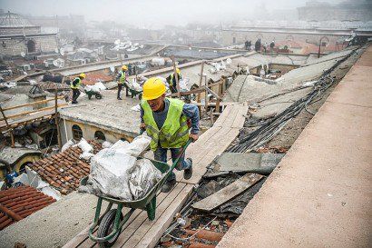 Travaux de rénovation sur les toits du Grand Bazar à Istanbul, le 1er mars 2017 - OZAN KOSE [AFP/Archives]