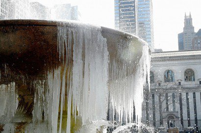 Une fontaine gelée, le 13 mars 2017 à New York - TIMOTHY A. CLARY [AFP]