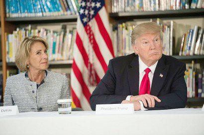La ministre américaine de l'Education Betsy DeVos et le président Donald Trump à Orlando, en Floride, le 3 mars 2017 - NICHOLAS KAMM [AFP]