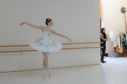 Valentine Rousée, 19 ans, s'entraine pour le concours régional de danse classique. - Dorine Goth