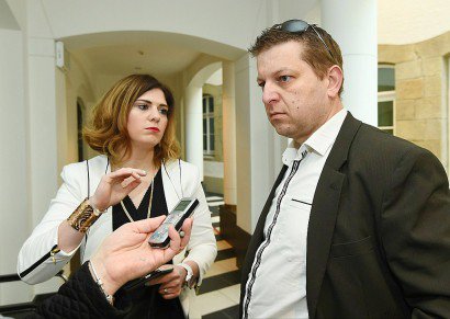 Raphael Halet et son avocate May Nalepa au palais de justice le 26 avril 2016 à Luxembourg - JOHN THYS [AFP/Archives]