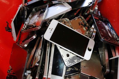 Des smartphones dans une entreprise de recyclage le 7 novembre 20147 à Brive - NICOLAS TUCAT [AFP]
