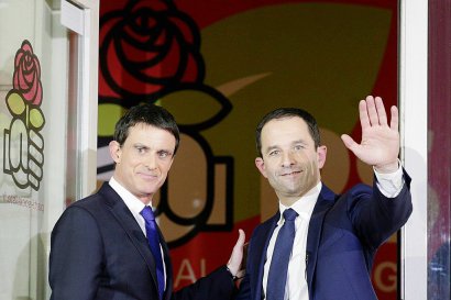 Benoît Hamon (d) et Manuel Valls peu après l'annonce des résultats de la primaire socialiste, à Paris le 29 janvier 2017 - GEOFFROY VAN DER HASSELT [AFP/Archives]