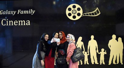 Des Afghanes à l'entrée du cinéma Galaxy le 4 novembre 2016 à Kaboul - SHAH MARAI [AFP]
