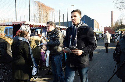 Un militant de "La France insoumise" de Mélenchon tracte le 15 février 2015 à Roubaix - FRANCOIS LO PRESTI [AFP]