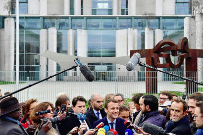 Emmanuel Macron tient un point de presse devant la chancellerie après sa rencontre avec Angela Merkel, le 16 mars 2017 à Berlin - John MACDOUGALL [AFP]