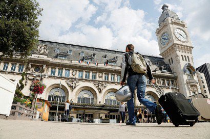 Un voyageur devant la gare de Lyon à Paris, le 22 juillet 2016 - FRANCOIS GUILLOT [AFP/Archives]